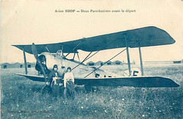 Avion SHOP - Deux Parachutistes Avant Le Départ - Paracaidismo