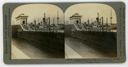 Panama Canal ~ TOWING LOCOMOTIVE PASSING STEAMER ~ Stereoview 21769 Kpa13 - Stereo-Photographie