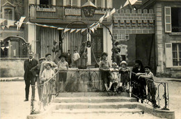 La Ferté Bernard * Carte Photo * Jour De Fête Ou Cavalcade Au Village , Enfants Villageois Devant Commerce Magasin MAUTE - La Ferte Bernard