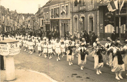 Conlie * Carte Photo * Fête Ou Défilé Au Village * Enfants * LE FAMILISTERE * Pompe à Essence - Conlie