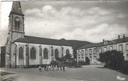 88 - Vosges - VECOUX - 3 L'Eglise Et Les Ecoles - Etat - Otros Municipios
