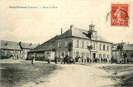 Poix Terron * La Mairie Et La Place Du Village * Automobile Voiture Ancienne - Autres & Non Classés