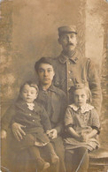 CPA Photo - Famille D'un Soldat Poilu - - Characters