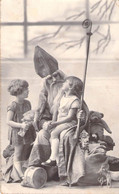 CPA Saint Nicolas Avec Deux Enfants - Santa Claus