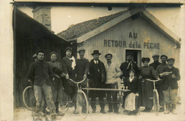 La Tremblade ( Cachet Départ ) * Carte Photo * Devanture Du Petit Café AU RETOUR DE LA PÊCHE * Commerce - La Tremblade