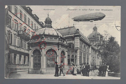 Wiesbaden - "Zeppelin" In Voller Fahrt über Wiesbaden - Kochbrunnen - Postkaart - Wiesbaden