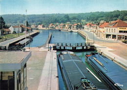 60 Longueil Annel Les écluses En Aval Vues Depuis La Passerelle écluse Bateau Péniche Bateaux Péniches CPM - Longueil Annel