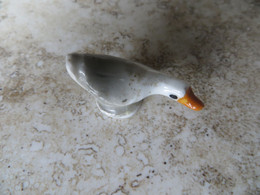 Grosse Fève Ancienne En Porcelaine Avec Trou En Dessous Oiseau - Canard 3 Cm/2 Cm Environ - Animali