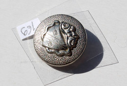 RARE BOUTON UNIFORME MILITAIRE ANCIEN - EMBLEME / BLASON - EN ALU ARGENTÉ D:22mm / BUTTON        (2202.194) - Boutons