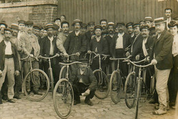 Aubervilliers * Carte Photo * Sortie Des Ets P. LINET ? Ouvriers Usine * Photographe Léon MAIGRET - Aubervilliers