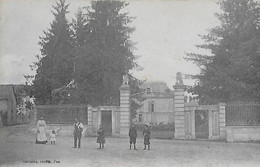 Pontacq. Une Famille à La Grille D'entrée Du Chateau Poque. - Pontacq