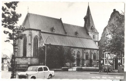 Aalten; Ned. Herv. Kerk (met Oude Auto En Zichtbare Klokgevel) - Niet Gelopen. (Fa. Hogeweg - Aalten) - Aalten