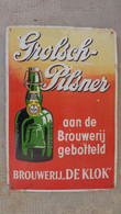 Plaque Publicitaire En Tôle "bierre Grolsch Pilsner"  Aan De Brouwerij Gebotteld , Brouwerij De Klok - Targhe In Lamiera (a Partire Dal 1961)