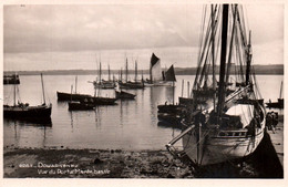 CPA - DOUARNENEZ - Vue Sur Le Port à Marée Basse (bateau Thonier) ... Edition La Cigogne - Douarnenez
