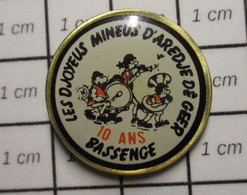 1718b Pin's Pins / Beau Et Rare / THEME : MUSIQUE / ORCHESTRE LES DJOYEUS MINEUS D'AREDJE DE GERS 10 ANS BASSENGE - Musique