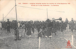 CPA ASIE TONKIN INDIGENES DECAPITES PENDANT LES TROUBLES DE JUILLET SEPTEMBRE 1908 ARRIVEE SUR LE LIEU D'EXECUTION LA SE - Viêt-Nam