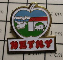 2622 Pin's Pins / Beau Et Rare / THEME : ALIMENTATION / GROSSE POMME ANIMAUX VACHE COCHON DETRY - Alimentation