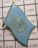 2817 Pin's Pins / Beau Et Rare / THEME : ADMINISTRATIONS / DRAPEAU ONU NATIONS UNIES - Administrations