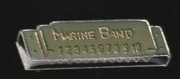 74252- Pin's.Navire-amiral Des Harmonicas Diatoniques HOHNER, Le Marine Band - Musique