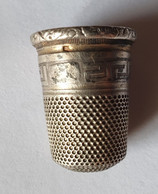 Ancien Dé à Coudre En Argent Motif Frise Grecque - Thimbles