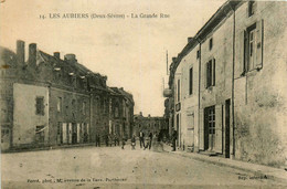 Les Aubiers * La Grande Rue Du Village * Villageois - Autres & Non Classés