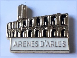 AN218 Pin's Arènes D'Arles Corrida Féria Bouches-du-Rhône Achat Immédiat - Ciudades