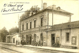 91 DOURDAN BELLE ANIMATION SUR LE QUAI DE LA GARE COTE NORD EN 1919 - Dourdan