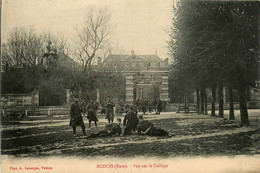 Ecouis * Place Et Vue Sur Le Collège * école * Régiment Militaire Militaria - Autres & Non Classés