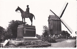 CASSEL LA STATUE DU MARECHAL FOCH ET LE VIEUX MOULIN  REF 75674 - Cassel