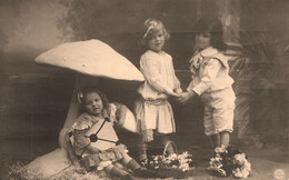 Carte Photo * Enfant Et Champignon * Mushroom - Autres & Non Classés