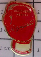 2722 Pin's Pins / Beau Et Rare / THEME : SPORTS / GANT DE BOXE BOUCHERIE HERTAY PIZZICATTI - Boxing