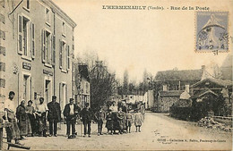 Dpts Div.-ref-BD572- Vendée - L Hermenault - Rue De La Poste - Poste - Caisse D Epargne - Postes -p.t.t .- - L'Hermenault