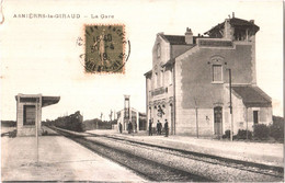 CPA 17 (Charente-Maritime) Asnières-la-Giraud - Le Train Entrant Dans La Gare, Animée, Marquée Asnièrrs - Trains
