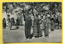 NIGER  - Corvée D'eau (  Femmes  Nigériennes ) Women  Carrying Water. Ed. Missionnaires De N.D DES APOTRES - Niger