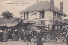 ILE DE NOIRMOUTIER GROUPE D'INDIGENES DEVANT L'HOTEL BEAURIVAGE ATTENDANT LA FIN DU DEJEUNER - Ile De Noirmoutier