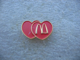 Pin's Du Logo Du Mac Donald's Dans 2 Coeurs De Couleur Rouge - McDonald's