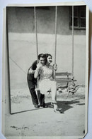 Couple Amoureux Sur Balançoire - Photographie Originale Argentique Années 50 - BE - Anonyme Personen