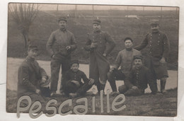 MILITARIA - CARTE PHOTO D'UN GROUPE DE MILITAIRES A IDENTIFIER - ECRITE D' HUMES ? EN 1915 - Personaggi