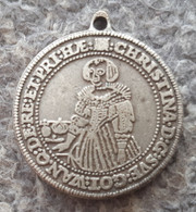 Sweden Interesting Medal From 1983. Showing A Sala Taler From Queen Christina 1639-1641 - Monarquía / Nobleza