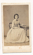 Photographie XIXe CDV Portrait D'une Jeune Femme Bourgeoise Photographe Durand Lyon - Antiche (ante 1900)