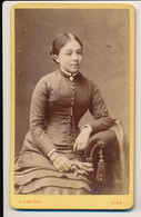 Photographie XIXe CDV Portrait D'une Jolie Jeune Femme Photographe Lumière Lyon - Antiche (ante 1900)