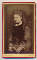 Photographie XIXe CDV Portrait D'une Jeune Femme Photographe Sabatier Au Puy En Velay - Ancianas (antes De 1900)