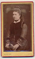 Photographie XIXe CDV Portrait D'une Jeune Femme Photographe Sabatier Au Puy En Velay - Ancianas (antes De 1900)