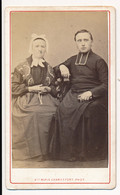 Photographie XIXe CDV Portrait D'une Femme Mère Et Son Fils Curé Photographe Chambefort Roanne - Alte (vor 1900)