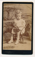 Photographie XIXe CDV Portrait D'une Jeune Fille Fillette Et Son Panier Photographe Delfino Belley - Ancianas (antes De 1900)