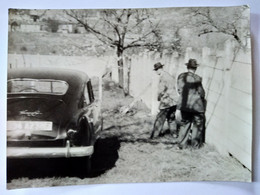 Photographie " Pause Pipi Sur La Route ".... 12 X 9 - Datée 1953  BE - Sonstige & Ohne Zuordnung