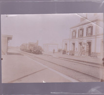 PHOTOS ANCIENNES - DE  CABOURG  - LA GARE 1900 - FORMAT  11X 17 - - Ancianas (antes De 1900)