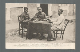 Cp , MILITARIA , Les TIRAILLEURS MALGACHES à LaTREMBLADE En 1917,deux Sergents Jouant Aux Cartes....,vierge - Personajes