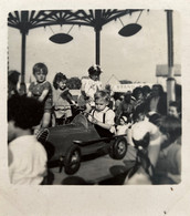 Jeux - Manège Carrousel - 2 Photos Anciennes - Petite Voiture , Fête Foraine - Giochi, Giocattoli