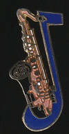 74341-Pin's.Saxophone.signé Démons Et Merveilles. - Musique